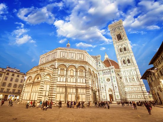 Florence_Piazza_del_Duomo_shutterstock_143706865
