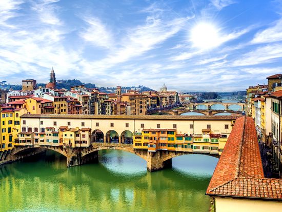 Florence_Arno_Ponte_Vecchio_shutterstock_496039660