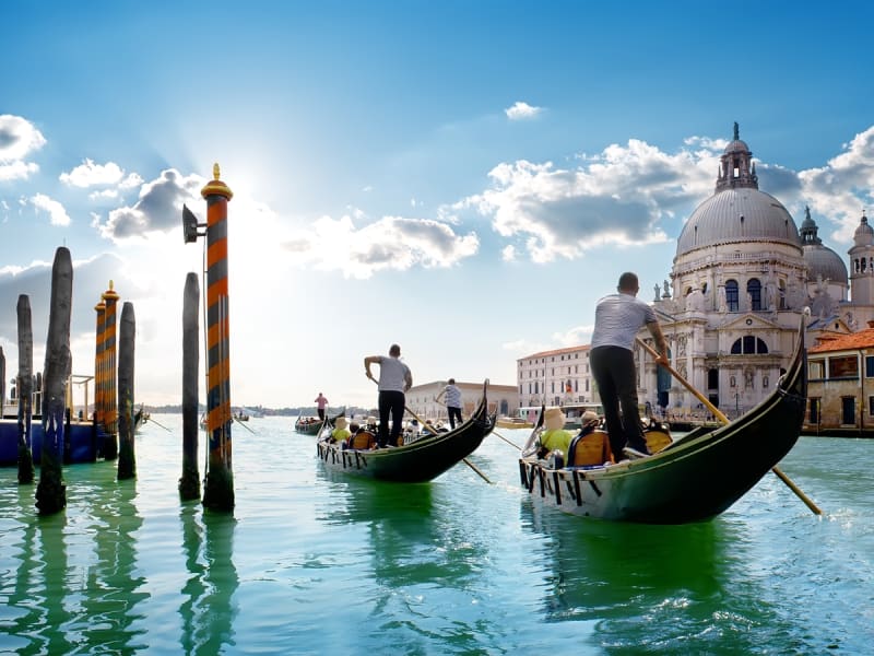 Italy_Venice_Gondola_AdobeStock_164492835 (1)