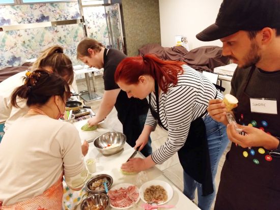 料理体験 大阪のソウルフード「お好み焼き」を習得！性別・国籍問わず仲間たちとお料理を楽しもう＜心斎橋＞