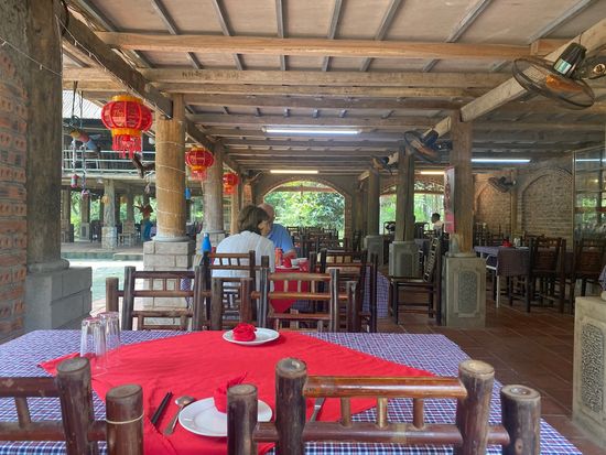 昼食のレストラン 2