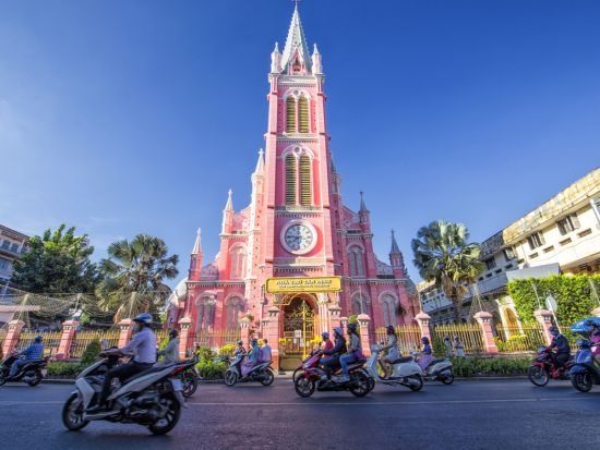 ホーチミン市内観光　ピンクの教会＋中央郵便局＋香水作り　ピンクの教会を眺めるカフェでのベトナムコーヒー付き＜午前／ランチ＆ショッピング付きプランあり／日本語＞