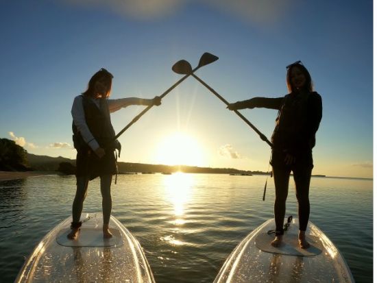 サンセットフォトツアー クリアサップまたはクリアカヤックに乗って夕日を堪能 ドローン撮影サービス付き＜1時間／恩納村＞