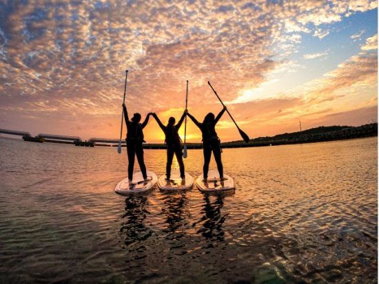 サンセットフォトツアー クリアサップまたはクリアカヤックに乗って夕日を堪能 ドローン撮影サービス付き＜1時間／恩納村＞