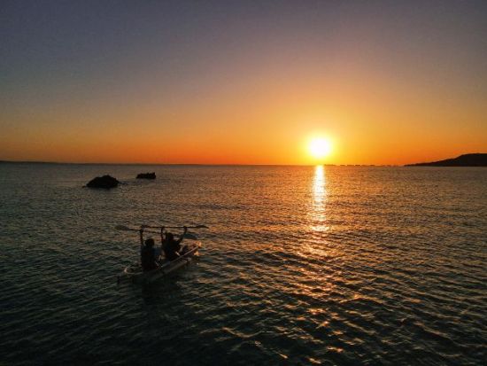 サンセットフォトツアー クリアサップまたはクリアカヤックに乗って夕日を堪能 ドローン撮影サービス付き＜1時間／恩納村＞