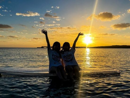 サンセットフォトツアー クリアサップまたはクリアカヤックに乗って夕日を堪能 ドローン撮影サービス付き＜1時間／恩納村＞