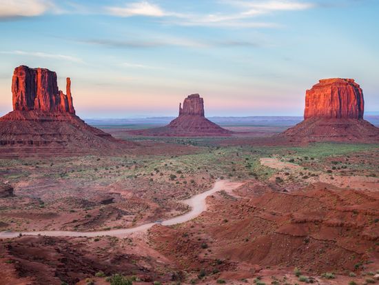 USA_Arizona_Monument Valley_shutterstock_335718947