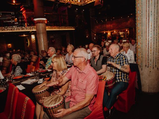 レストラン「GOLD」でアフリカンディナーショー＆民族楽器ジャンベ演奏体験＜英語／往復送迎付き／ケープタウン発＞