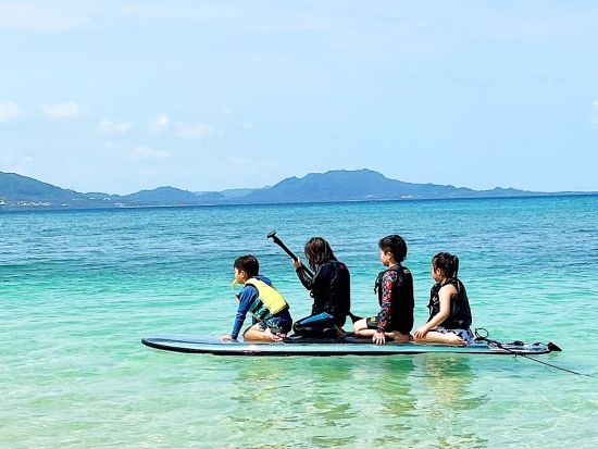 SUP or クリアSUPツアー 完全貸切！石垣の海をSUPでのんびり水上散歩 GoProレンタル付＜1日3便／2歳～参加OK／送迎あり／石垣島＞