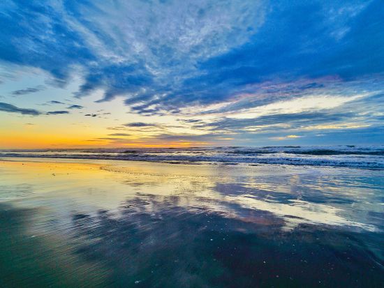 サンセットSUP・クリアSUPツアー 完全貸切！石垣島の海の上から夕日を楽しむ贅沢体験 GoProレンタル付＜18:00～／2歳～参加OK／送迎あり／石垣島＞