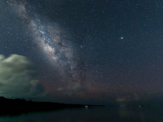 天体観測・星空ツアー  完全貸切！満天の星が輝く天然プラネタリウムを鑑賞 GoProレンタル付＜21：00～／2歳～参加OK／送迎あり／石垣島＞