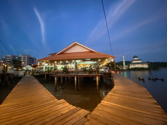 ブルネイ ホタル観賞クルーズツアー　水上集落沿いのローカル食堂の夕食付き ＜日本語ガイド＞