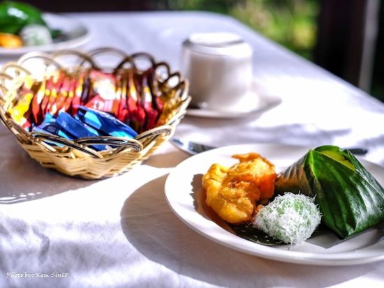 テンブロン地区 熱帯雨林ツアー　ロングボート川下り＆滝つぼ散策 ＜昼食付き／日本語ガイド＞