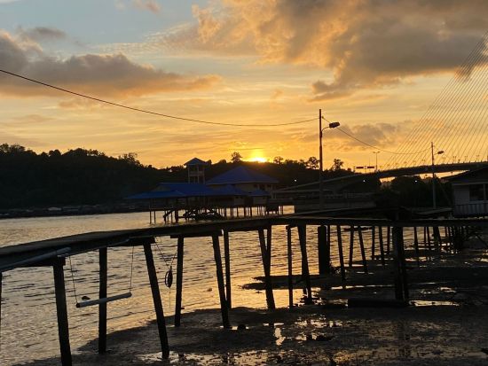 ブルネイ ホタル観賞クルーズツアー　水上集落沿いのローカル食堂の夕食付き ＜日本語ガイド＞