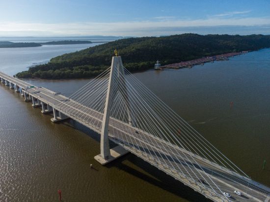 テンブロン地区 熱帯雨林ツアー　ロングボート川下り＆滝つぼ散策 ＜昼食付き／日本語ガイド＞