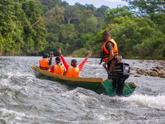 テンブロン地区 熱帯雨林ツアー　ロングボート川下り＆滝つぼ散策 ＜昼食付き／日本語ガイド＞