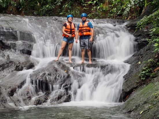 テンブロン地区 熱帯雨林ツアー　ロングボート川下り＆滝つぼ散策 ＜昼食付き／日本語ガイド＞