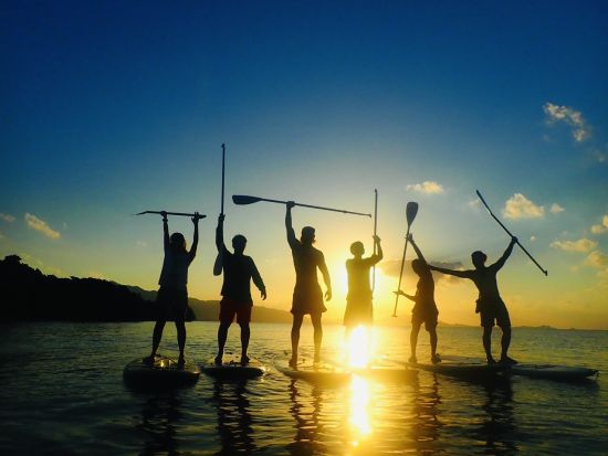 サンセットSUP・クリアSUPツアー 完全貸切！石垣島の海の上から夕日を楽しむ贅沢体験 GoProレンタル付＜18:00～／2歳～参加OK／送迎あり／石垣島＞