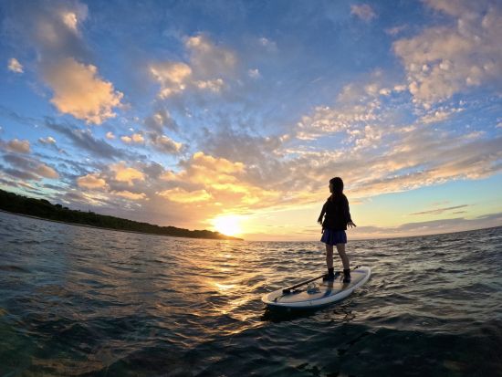 サンセットSUP・クリアSUPツアー 完全貸切！石垣島の海の上から夕日を楽しむ贅沢体験 GoProレンタル付＜18:00～／2歳～参加OK／送迎あり／石垣島＞