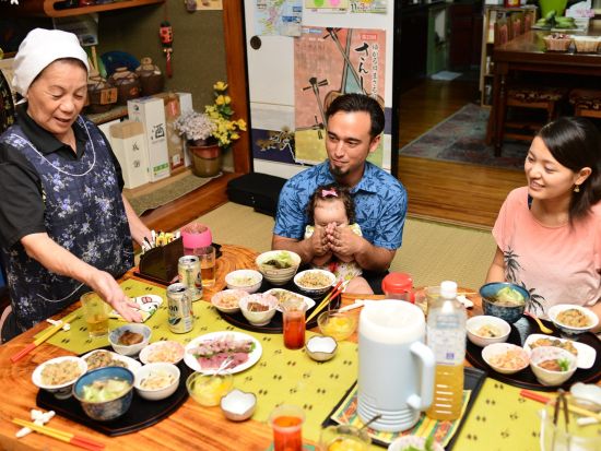 民泊体験 おじーとおばーのお家で沖縄料理を食べながら沖縄の心に触れよう！一生忘れられない思い出を＜1泊2日／東村＞