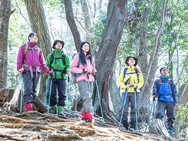 登山アイテムレンタル 富士登山まるごと6点セット（レインウェア・ザック・登山靴・ストック・ヘッドランプ・ショートスパッツ）1泊2日＜吉田ルート五合目店受取＞  | 山梨の観光&遊び・体験・レジャー専門予約サイト VELTRA(ベルトラ)