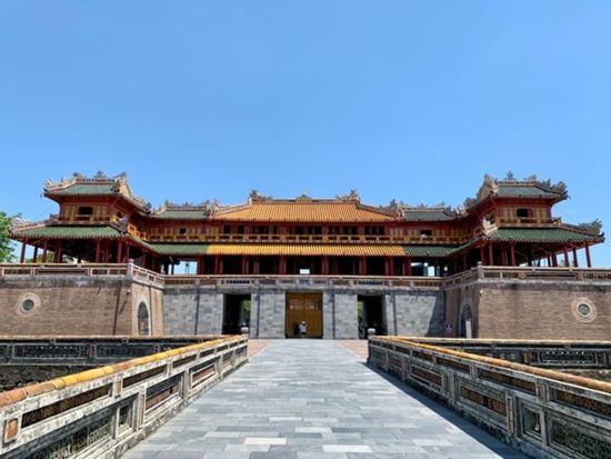 観光列車で行く！世界遺産フエ観光ツアー カイディン帝廟+トゥドゥック帝廟+ティエンムー寺+ グエン朝王宮 ＜1日／日本語ガイド／フエ名物の昼食付き／ダナン発>