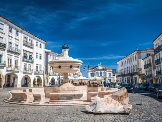 Portugal_Evora_Giraldo Square_AdobeStock_226353970