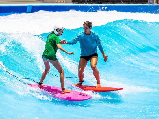 人気リゾート施設「ワイカイ」　サーフィン体験 ＜初級～／日本語スタッフ＞