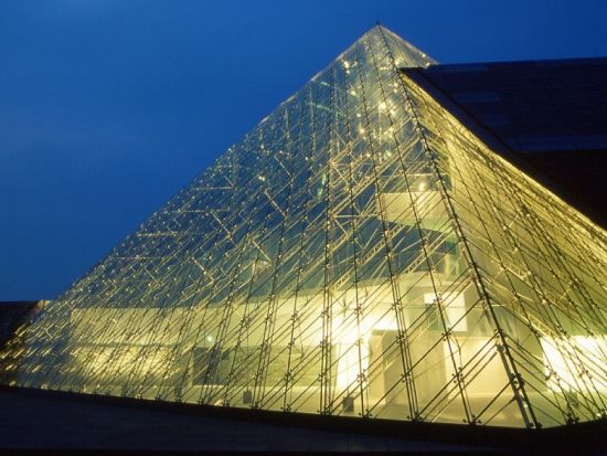 フォトウェディング モエレ沼公園ロケーション撮影 ガラスのピラミッド内で撮影ができるプランやお食事付きアニバーサリープランもご用意！＜札幌駅付近集合＞