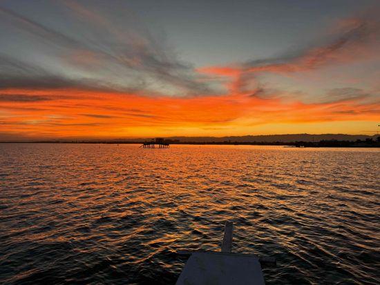 サンセットクルーズプレミアム　ワイン1本＆シャングリラホテルの軽食付き＜シャングリラホテル発着＞