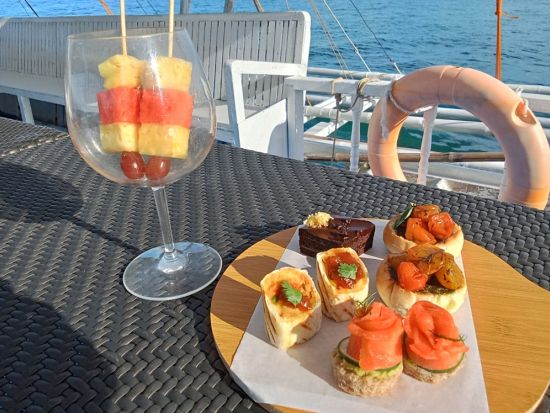 サンセットクルーズプレミアム　ワイン1本＆シャングリラホテルの軽食付き＜シャングリラホテル発着＞