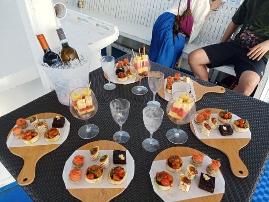 サンセットクルーズプレミアム　ワイン1本＆シャングリラホテルの軽食付き＜シャングリラホテル発着＞