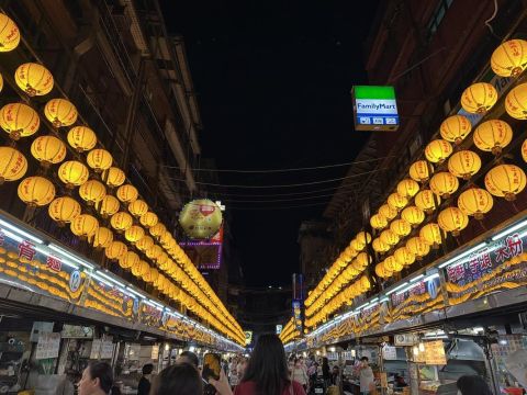「2025野柳石光・夜訪女王」＆廟口夜市ツアー　野柳地質公園ライトアップイベントを楽しむ　 ＜6月28日～7月13日限定／日本語ガイド／台北発＞