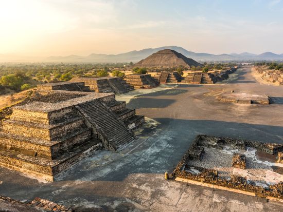 【2026年11月3日】死者の日シーズン限定催行！世界遺産テオティワカン遺跡半日ツアー＜日本語ガイド／メキシコシティ発＞