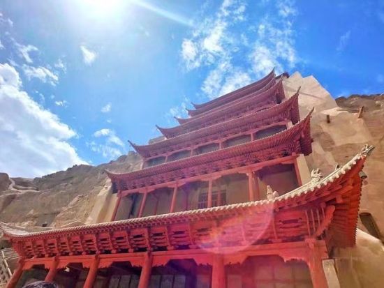 一日かけて敦煌三大石窟の二つも見尽くし！砂漠の大画廊の莫高窟と西千仏洞を巡る日帰りツアー＜専属日本語ガイド＋専用車／昼食付／敦煌発・混載無し＞