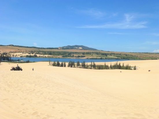 ビーチリゾート ファンティエット（ムイネー）日帰りツアー　白い砂丘を訪れる ＜昼食＆夕食付き／日本語ガイド／高速道路利用／ホーチミン発／貸切プランあり＞