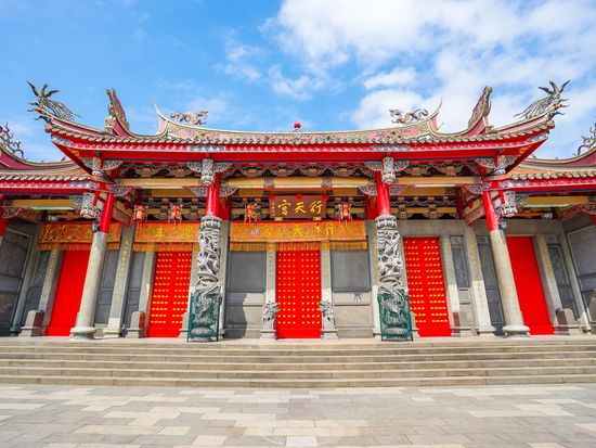 Taiwan_Taipei_Xingtian Temple_shutterstock_462245248