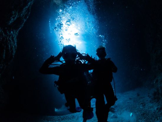 青の洞窟 体験ダイビング 神秘の海中探検ツアー 初心者の方から楽しめるダイビング ツアー中の撮影データ付＜ボート／1日4便／10歳～／約2時間半／恩納村＞