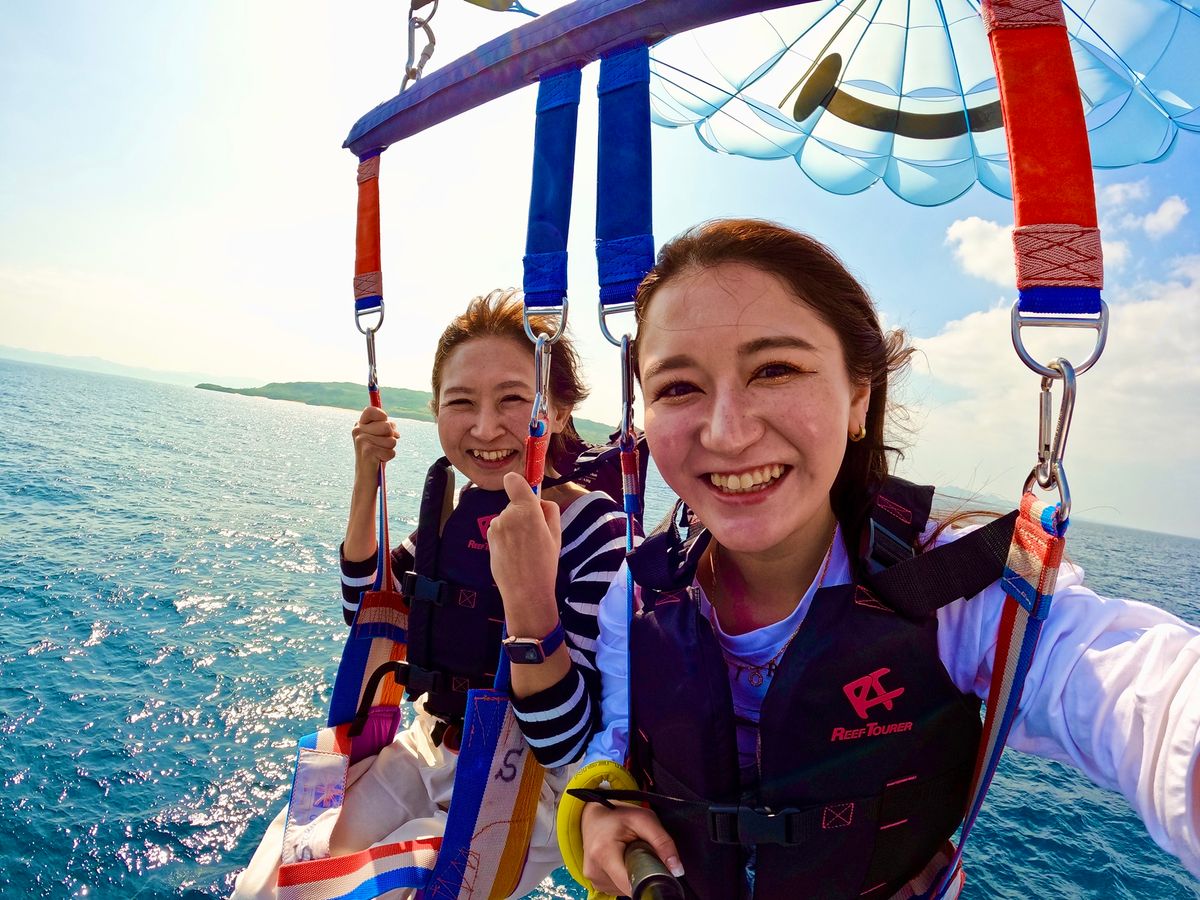 古宇利島パラセーリング エメラルドグリーンの絶景を空中散歩