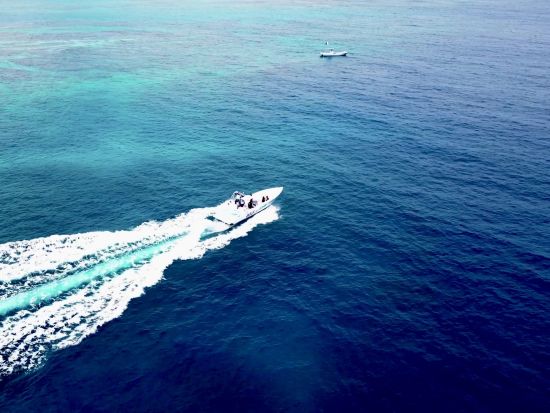 古宇利島パラセーリング エメラルドグリーンの絶景を空中散歩！ドローン撮影オプションあり＜約1時間半／古宇利島＞