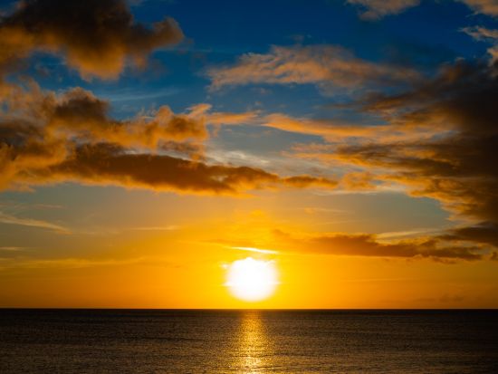 サンセットクルーズ　伝統的な音楽「セガ・マロヤ」を聞きながら輝く夕日を鑑賞＜英語／サン＝ジル発＞