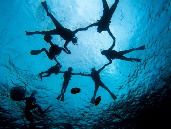 青の洞窟 シュノーケリング  ガイドは全員有格者のプロがご案内！当日のお写真・動画は全てプレゼント＜ボート／1日4便／2名～／6歳～／約2時間半／恩納村＞