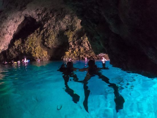 青の洞窟 シュノーケリング  ガイドは全員有格者のプロがご案内！当日のお写真・動画は全てプレゼント＜ボート／1日4便／2名～／6歳～／約2時間半／恩納村＞