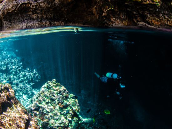 青の洞窟 シュノーケリング  ガイドは全員有格者のプロがご案内！当日のお写真・動画は全てプレゼント＜ボート／1日4便／2名～／6歳～／約2時間半／恩納村＞
