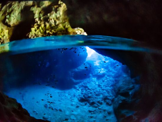 青の洞窟 シュノーケリング  ガイドは全員有格者のプロがご案内！当日のお写真・動画は全てプレゼント＜ボート／1日4便／2名～／6歳～／約2時間半／恩納村＞