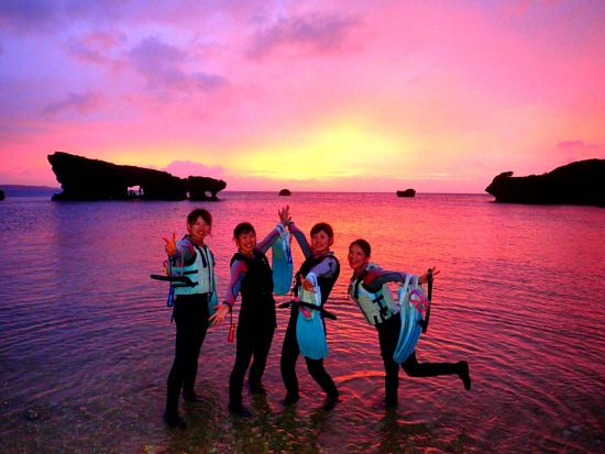 青の洞窟 ナイトシュノーケリング　洞窟ライトアップや夜光虫との神秘の空間！21時発のミッドナイトプランもあり＜真栄田岬集合＞