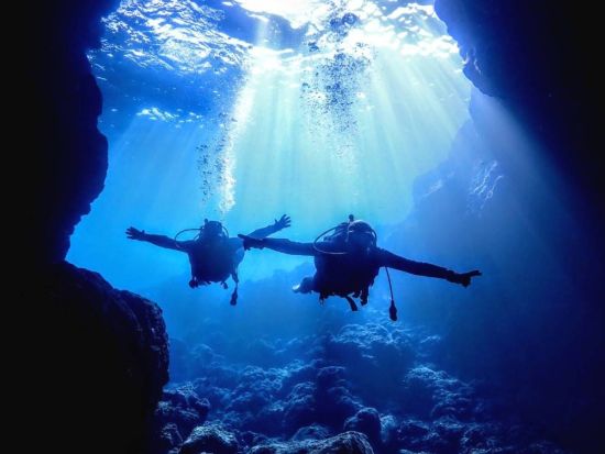 青の洞窟 体験ダイビング　混雑しにくい早朝6時30分便は一番乗りで青の洞窟へ！＜ボート／ガイド貸切／恩納村発＞