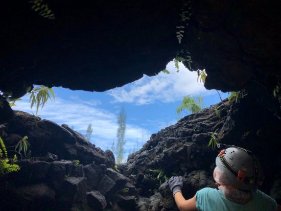 活火山「ラ・フルネーズ」溶岩トンネルツアー　自然の力を間近に感じることができる貴重な体験＜英語ガイド＞