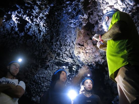 活火山「ラ・フルネーズ」溶岩トンネルツアー　自然の力を間近に感じることができる貴重な体験＜英語ガイド＞