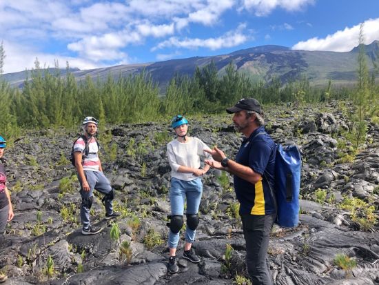 活火山「ラ・フルネーズ」溶岩トンネルツアー　自然の力を間近に感じることができる貴重な体験＜英語ガイド＞